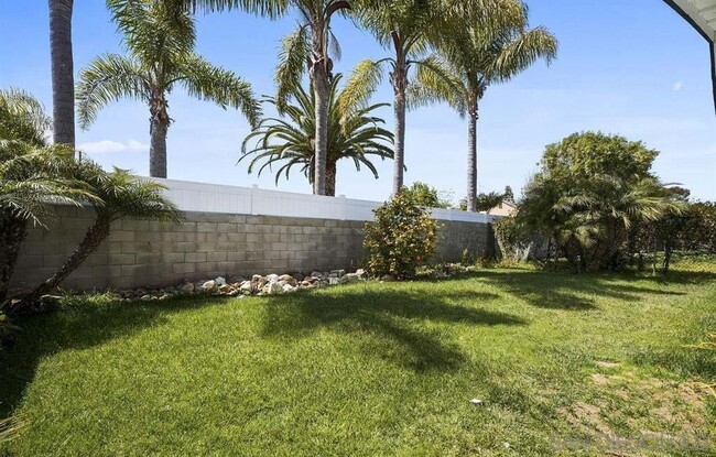 Building Photo - 2537 Davis Ave