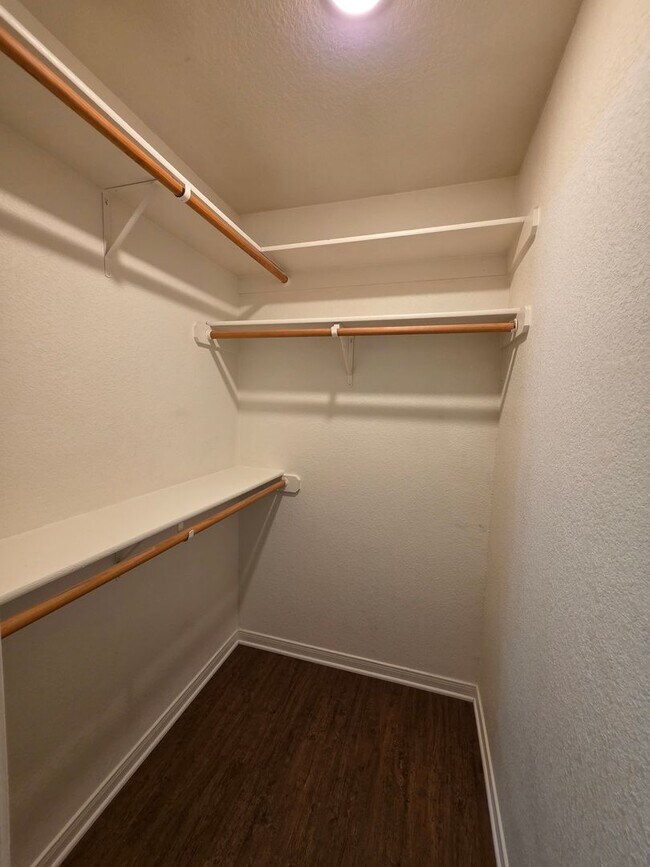 Building Photo - 3 Bedroom / 2 Bath Duplex – NEW FLOORING IN THE BEDROOMS