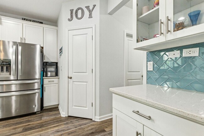 Building Photo - Spacious 4 Bed / 4 Bath Home with Upgrades...