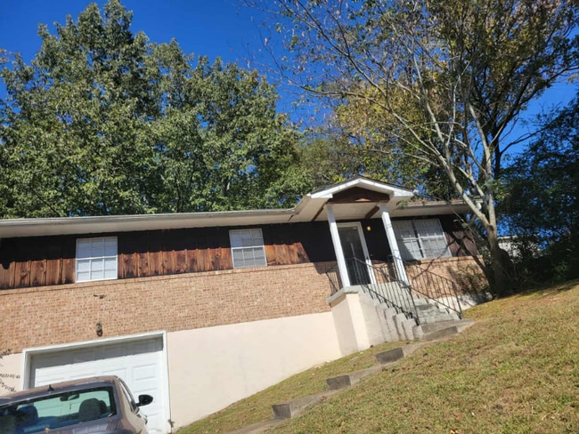 Building Photo - 213 Hilltop Dr