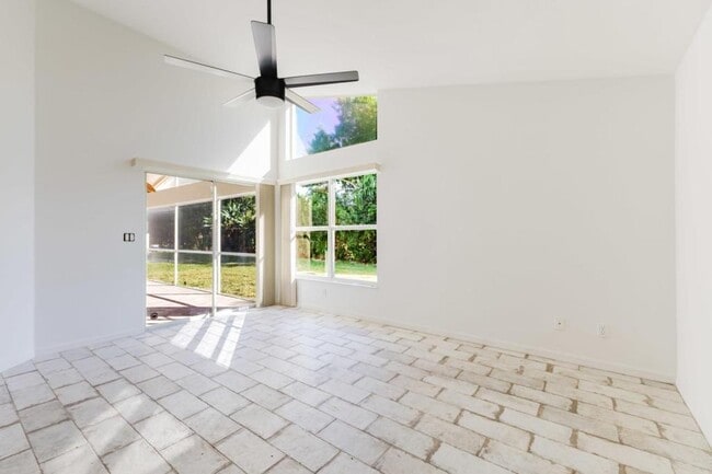 Building Photo - 9841 Las Casas Dr