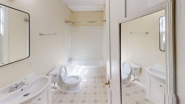 Building Photo - 406 N State St