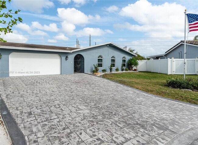 Building Photo - 4406 SW 37th Ave