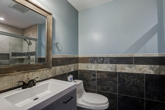 Building Photo - 200 Retreat Ct W