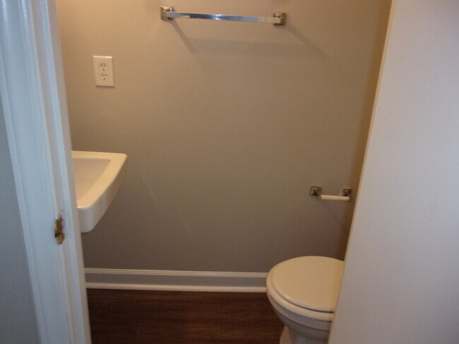 Building Photo - 2 Bedroom 1 1/2 Bath Townhome - Recently Updated and Freshly Painted