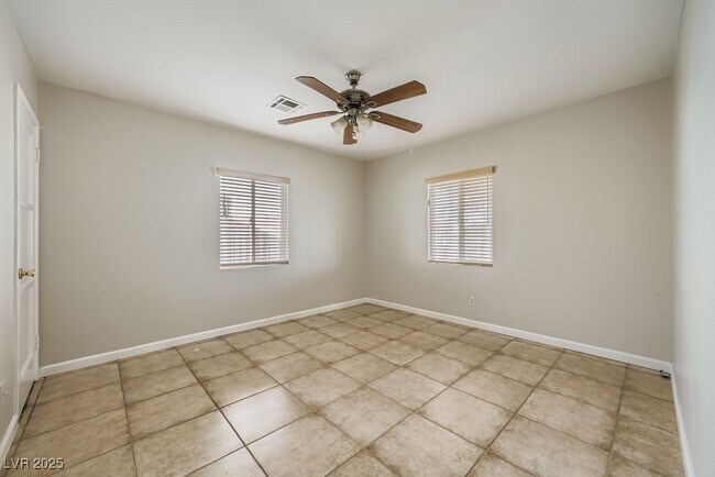 Building Photo - 571 Blackmore Dr