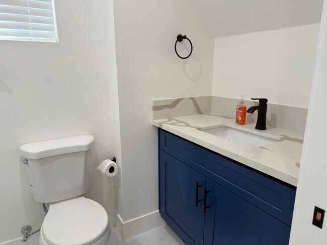 Building Photo - 678 E 45th St