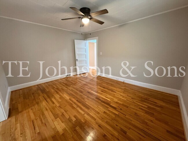 Building Photo - Spacious 3 Bedroom Home with Primary Suite on Main Level and 2-Car Carport