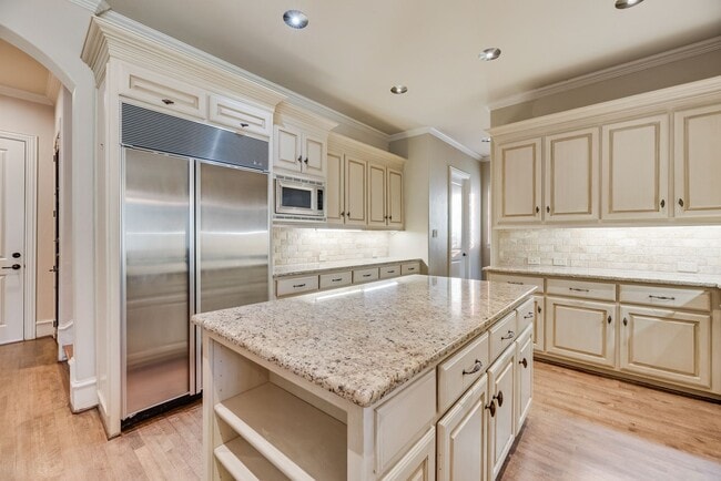 Building Photo - Exquisite 1.3-Acre French-Style Estate by Alford Custom Homes – Available for Lease!