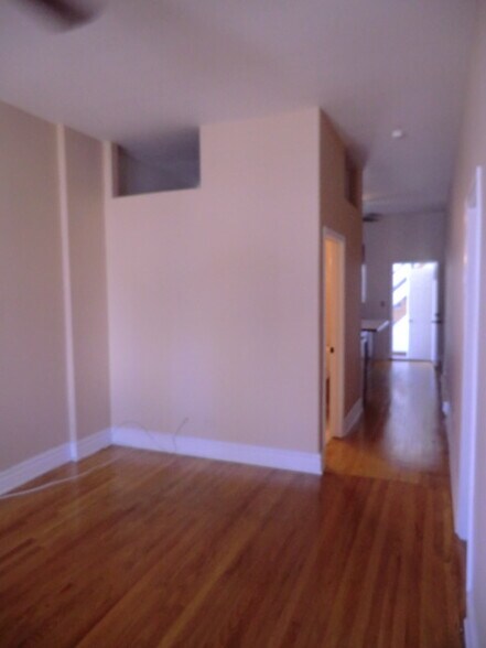 Building Photo - 2728 N Artesian Ave