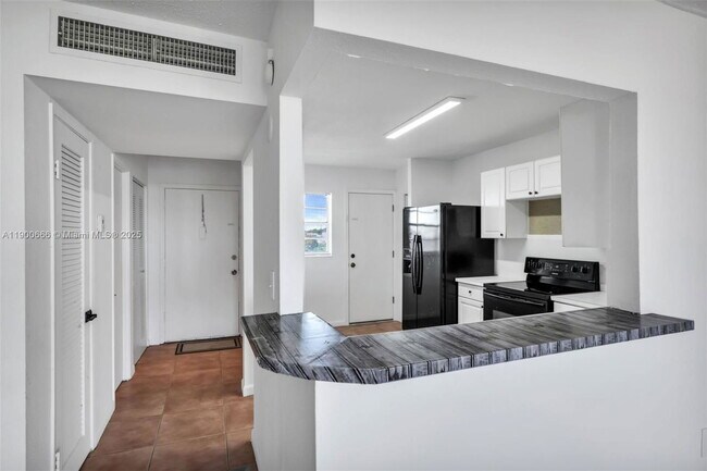 Building Photo - 1770 NE 191st St