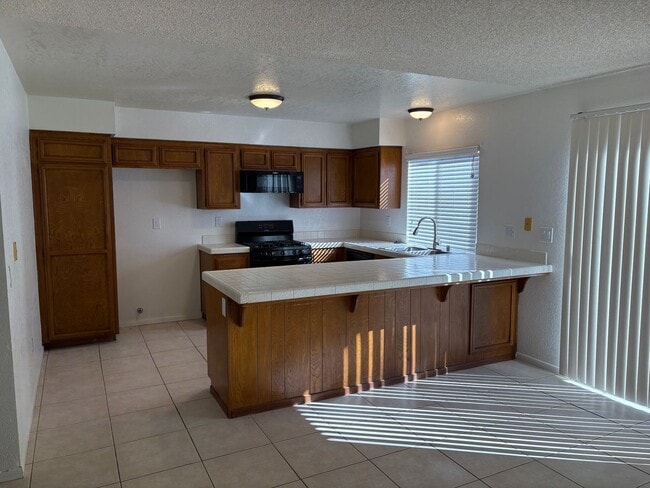 Building Photo - Make this Tanglewood Townhome your cozy home!