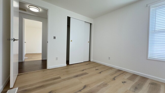 Building Photo - Lakeview 3 Bedroom Home with A/C , LVP Flo...