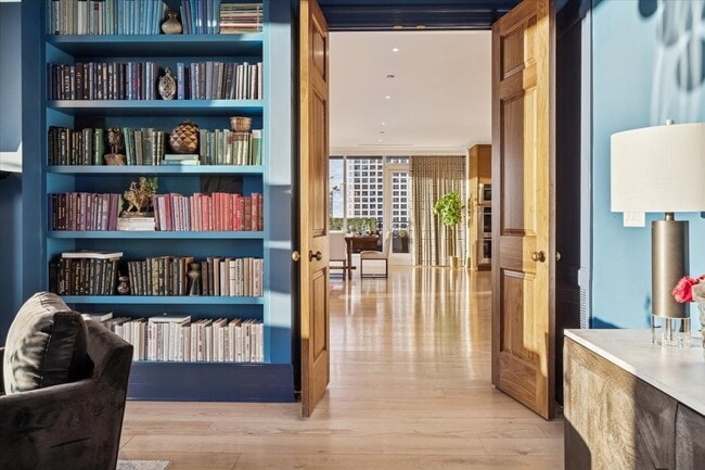 Building Photo - 9 W Walton St