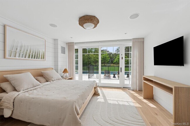 Building Photo - 28 Canoe Place Rd