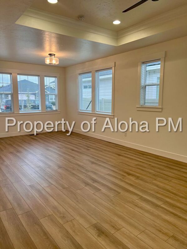 Building Photo - 496 N Emma Ave