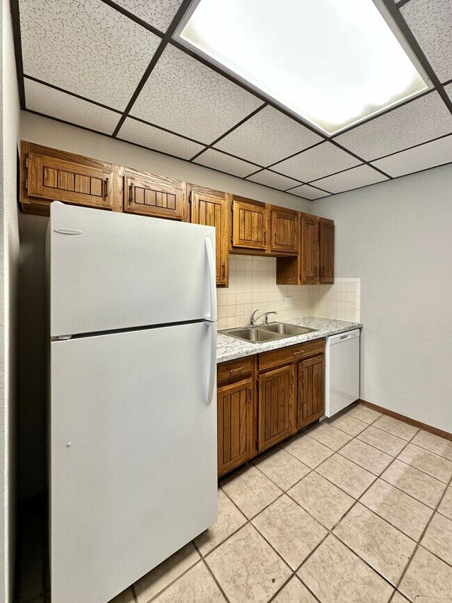 Building Photo - 4647 W Gore Blvd