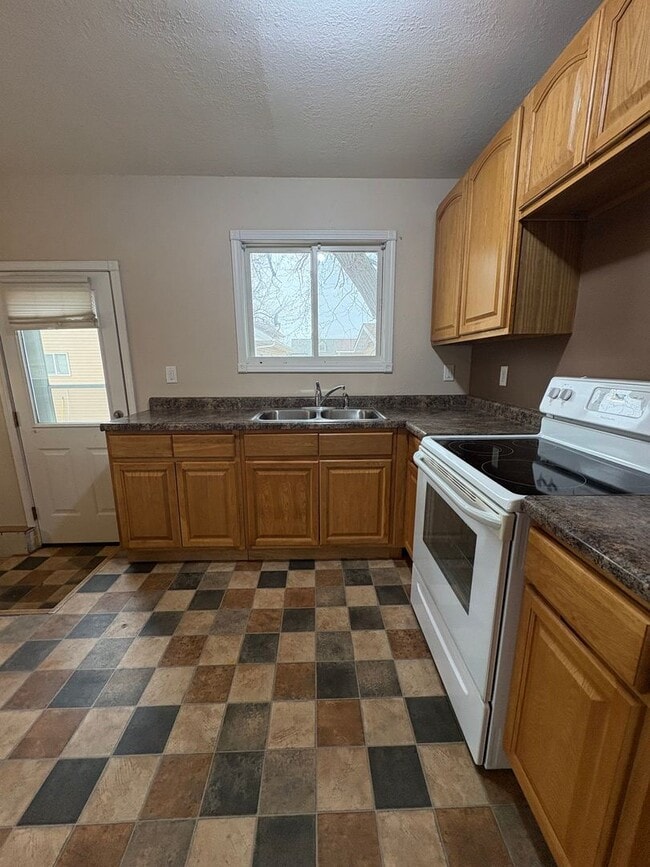 Building Photo - 812-812 5th Ave NW