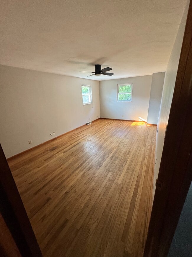 Building Photo - 626 W Warren St