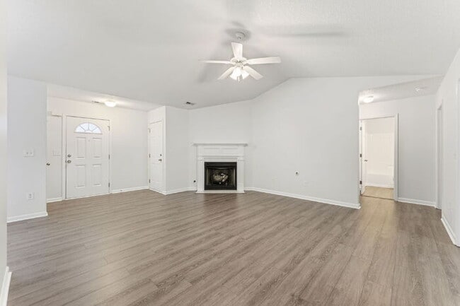 Building Photo - Charming 3-Bedroom Retreat with Cozy Fireplace in Simpsonville