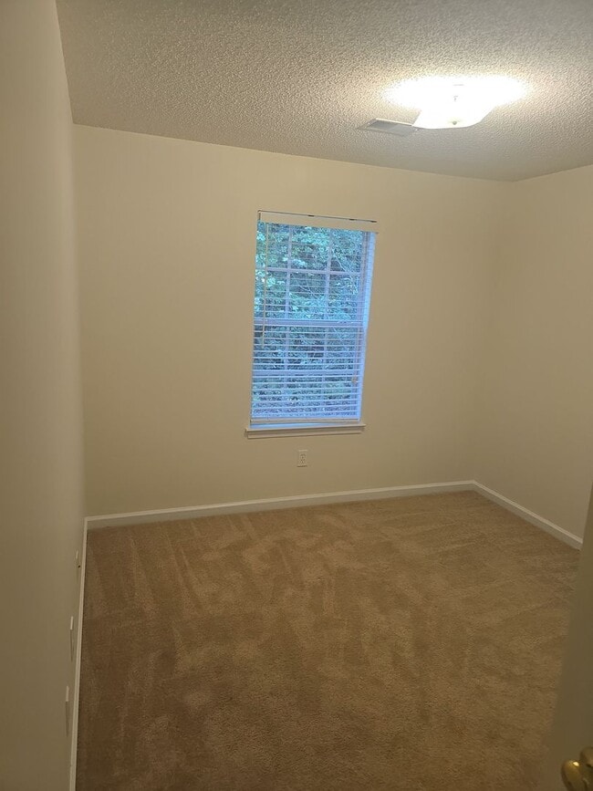 Building Photo - 3 bedroom, 2 bath home in a great area nea...