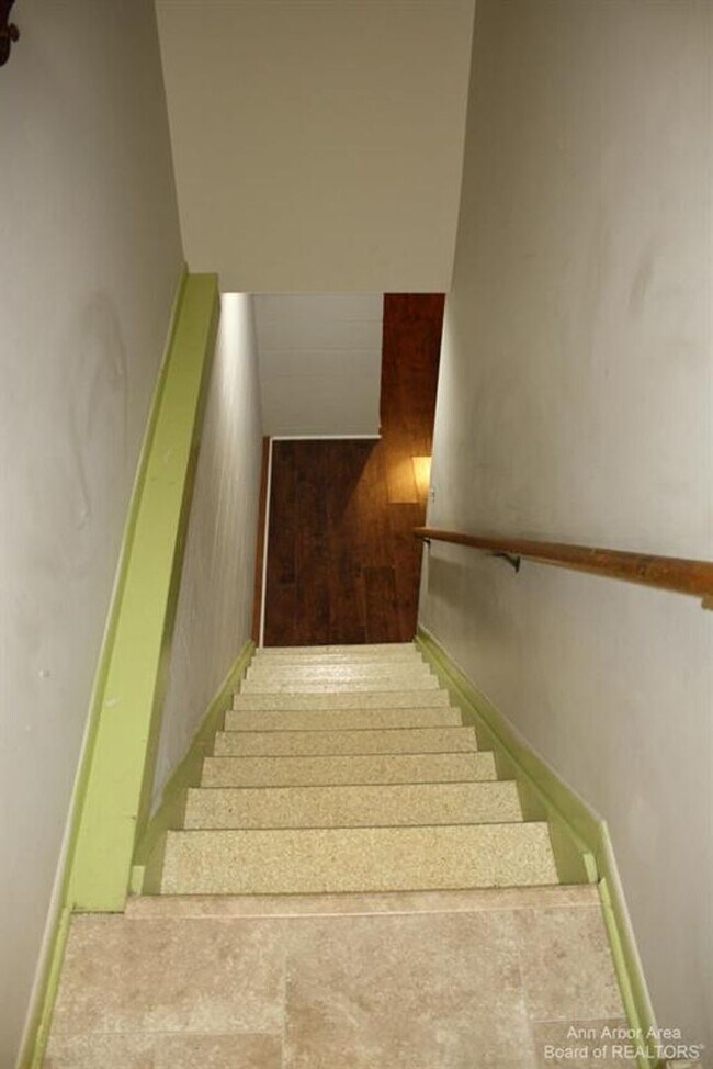 Building Photo - Spacious Ranch