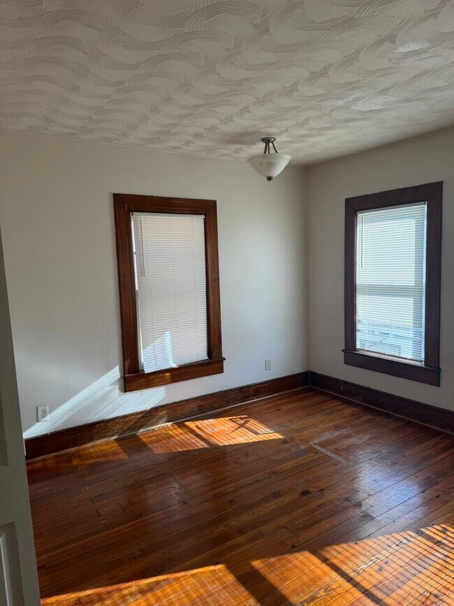 Building Photo - 4 bedroom, 1 bath, 3 story half double house