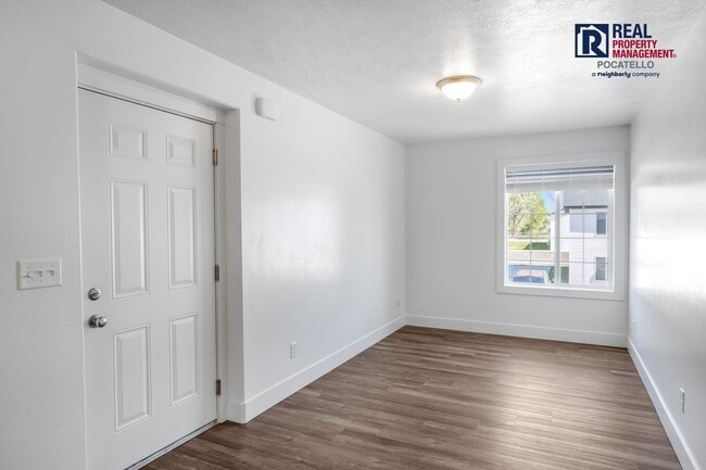 Building Photo - 251 W Linden Ave