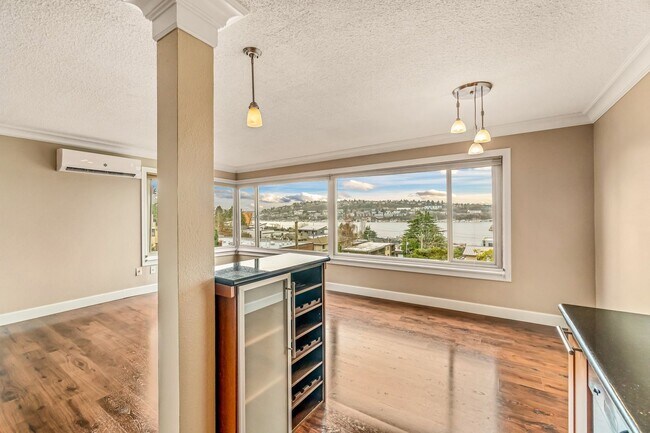 Building Photo - 1 Bedroom 1 Bathroom Eastlake Condo W/ Stunning Views