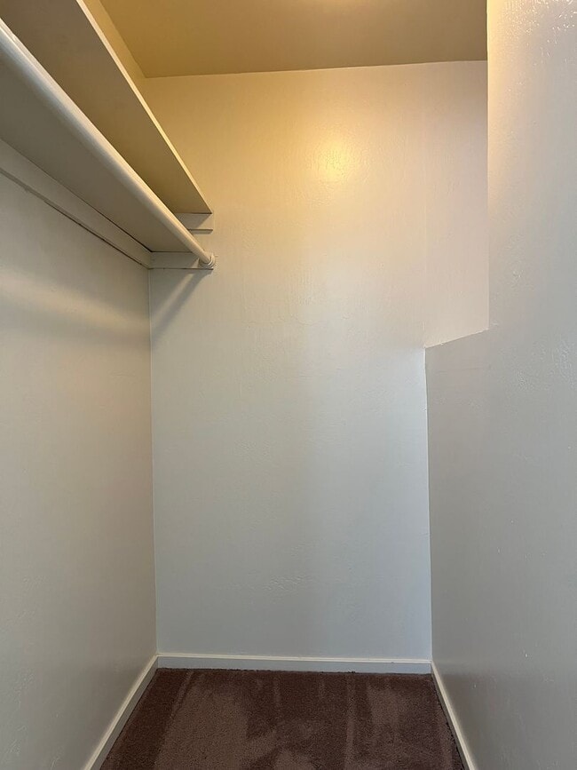 Building Photo - UPDATED 2 BEDROOM CONDO!!