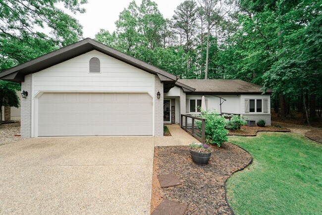 Building Photo - Charming 4 bedroom, 3 bathroom with lots of outdoor living space.