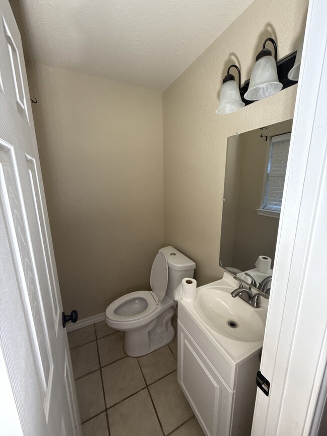 Building Photo - 220 Nichols Dr