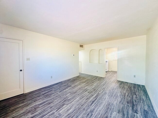 Building Photo - New Flooring! Spacious Private Yard with W...