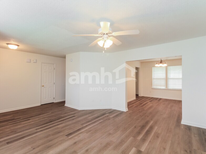 Building Photo - 628 Windsor Dr SE