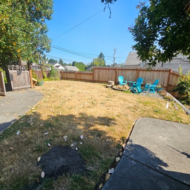 Building Photo - Comfortable 3-Bedroom, 2-Bath Lower Unit with Fully Fenced Yard in West Bremerton