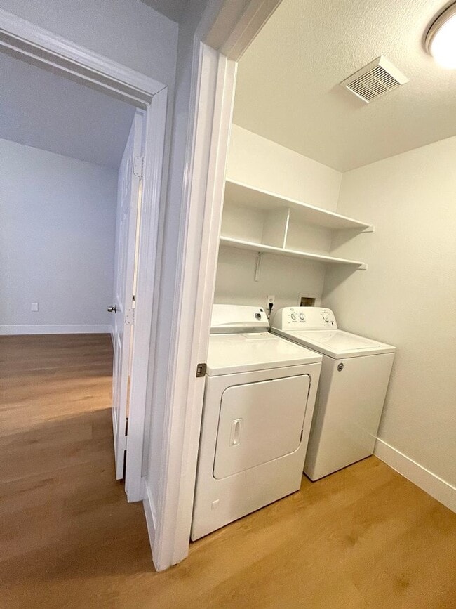 Building Photo - 3 bedroom/ 2 bath condo A Must See