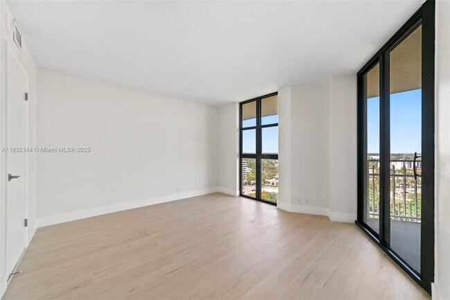 Building Photo - 1000 Quayside Terrace