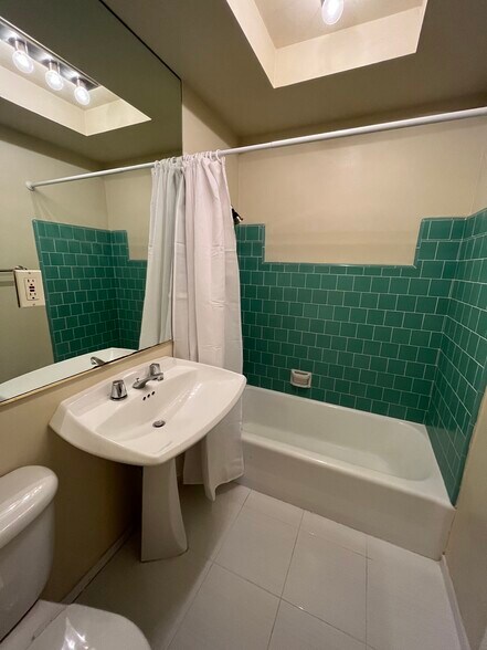 Building Photo - 1133 W Crestwood Ave
