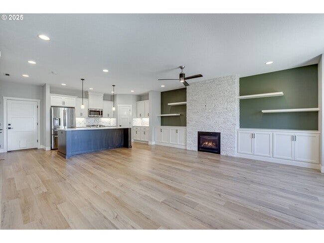 Building Photo - 10902 NE 119th Pl