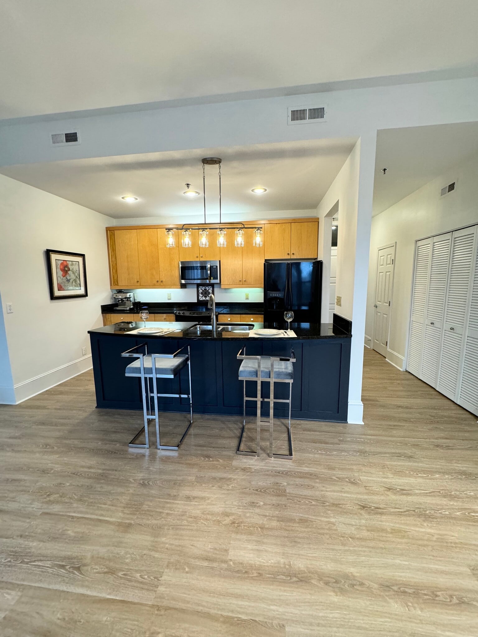 Building Photo - 803 E 6th St