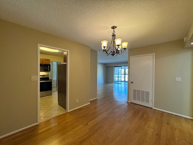 Building Photo - Luxurious Double Suite Condo With 2 Full Baths and Sunroom In Desired Belvedere Condominiums