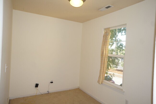 Building Photo - 3822 SE Schiller St
