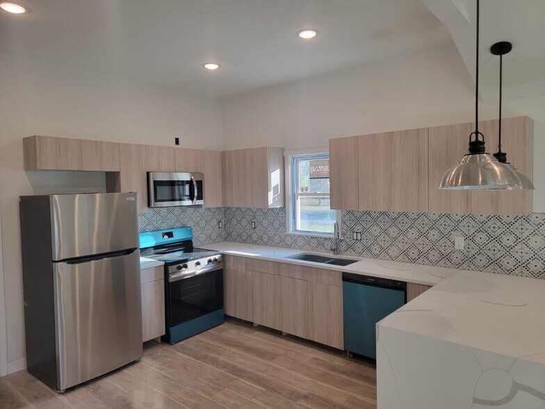 Building Photo - 212 N Foster Ave