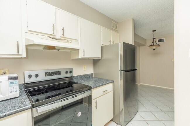 Building Photo - 7128 N Holiday Dr