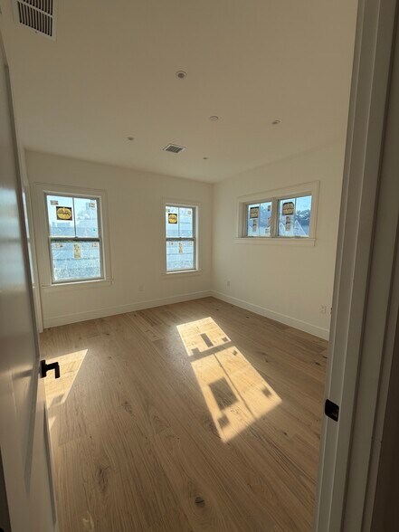 Building Photo - 5 Thurston St