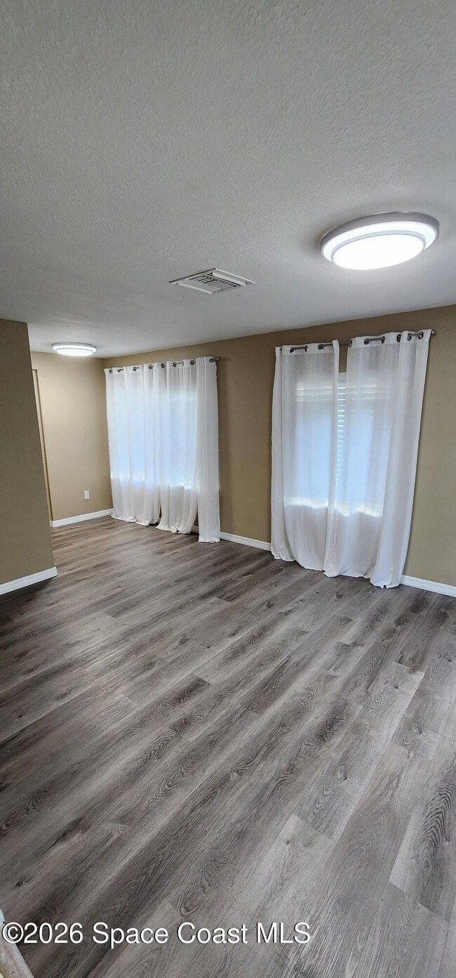 Building Photo - 1301 Lynne Dr