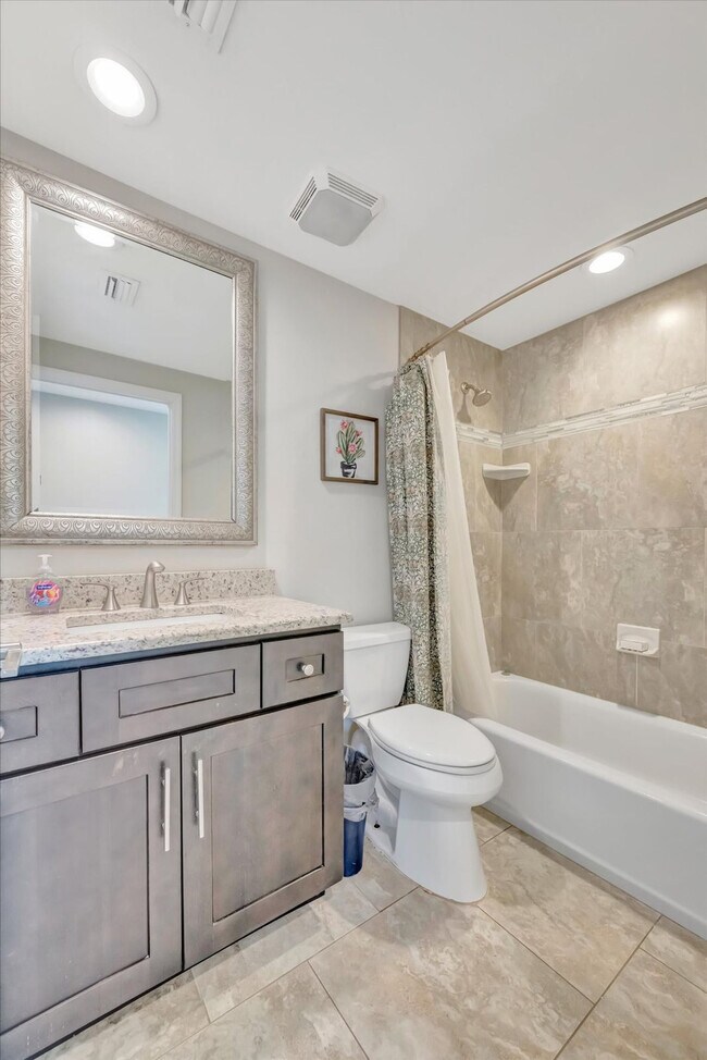 Building Photo - 2529 Croton Ave