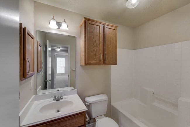 Building Photo - Spacious 4 Bed, 3 Bath Minutes from Campus!