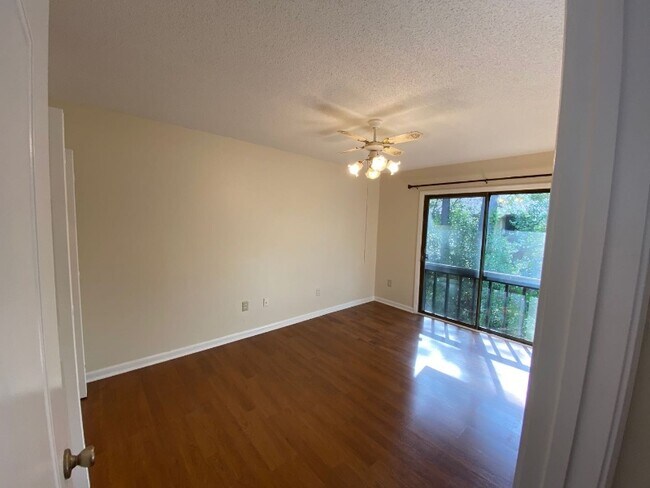 Building Photo - 449 Hickory Hill Dr