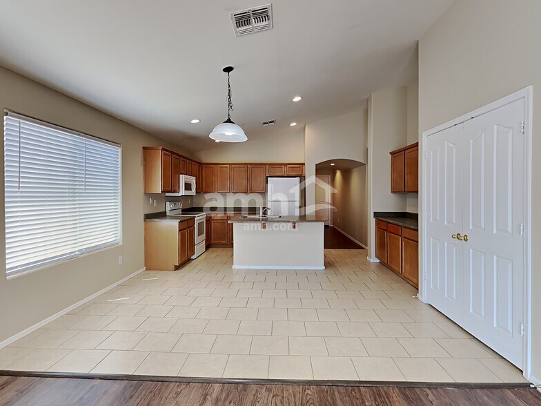 Building Photo - 417 W Dexter Way